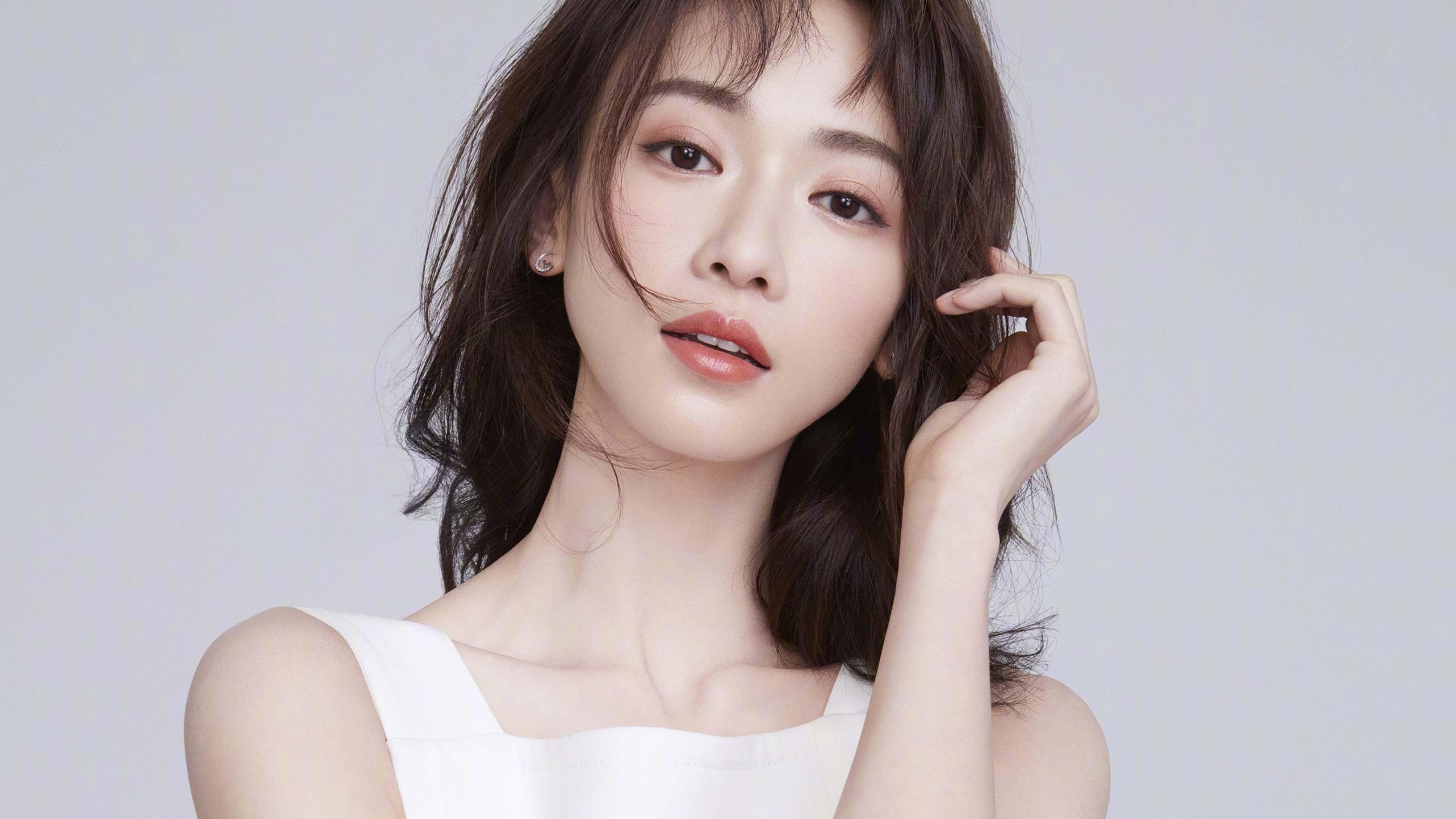 华体会在线-“简阳文体中心：羽毛球赛场高手对决，观众连连喝彩”